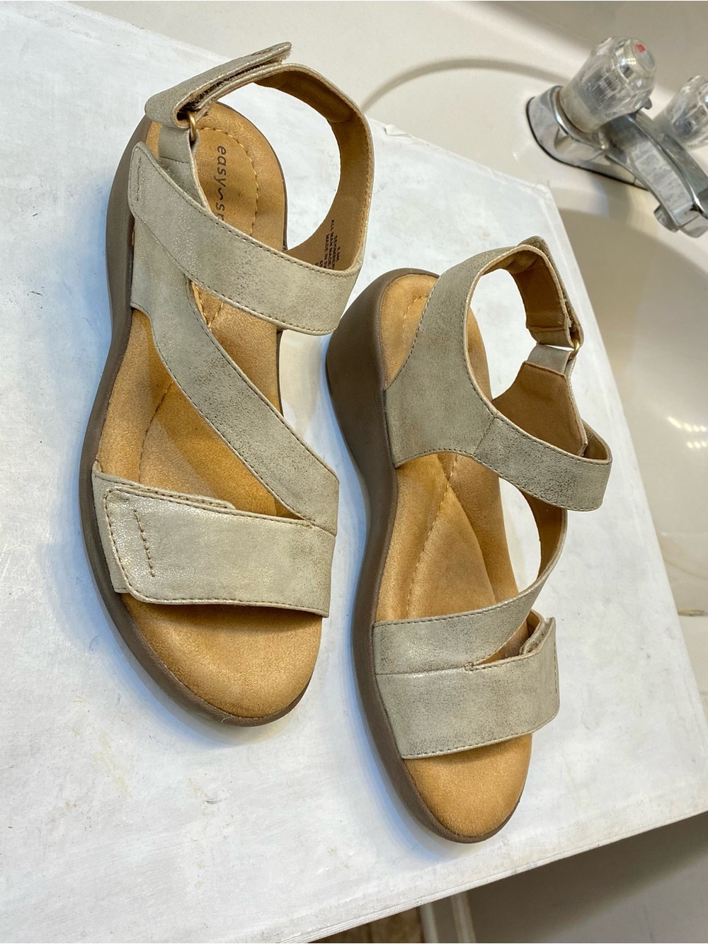 NEW….Easy Spirit Women Kimberly Strappy Sandal Size 6.5 M. Cushion sole Clean